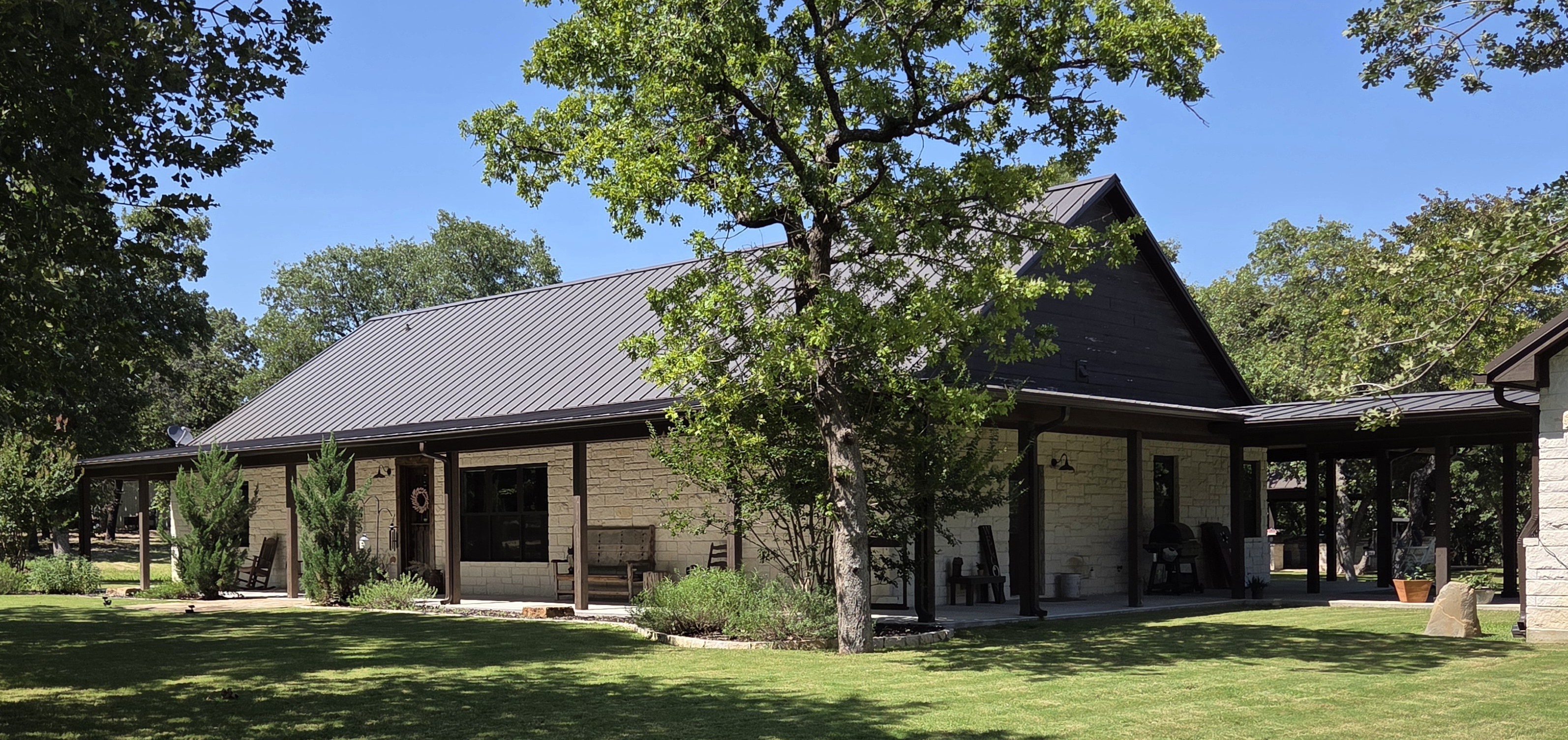Window Cleaning in Poolville, Texas: Choosing the Right Company for Your Home